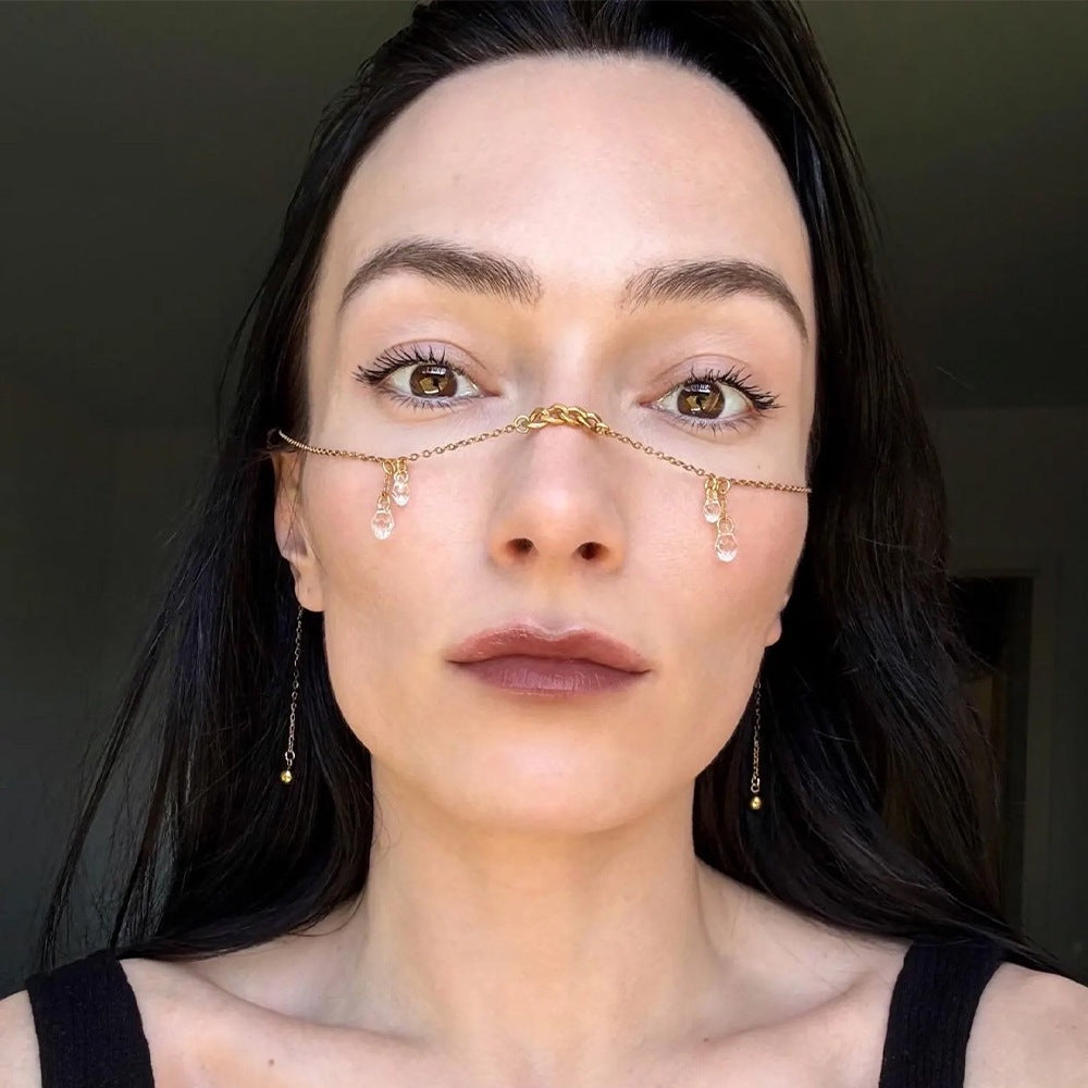 Teardrop face chain with an understated, cool aesthetic.
