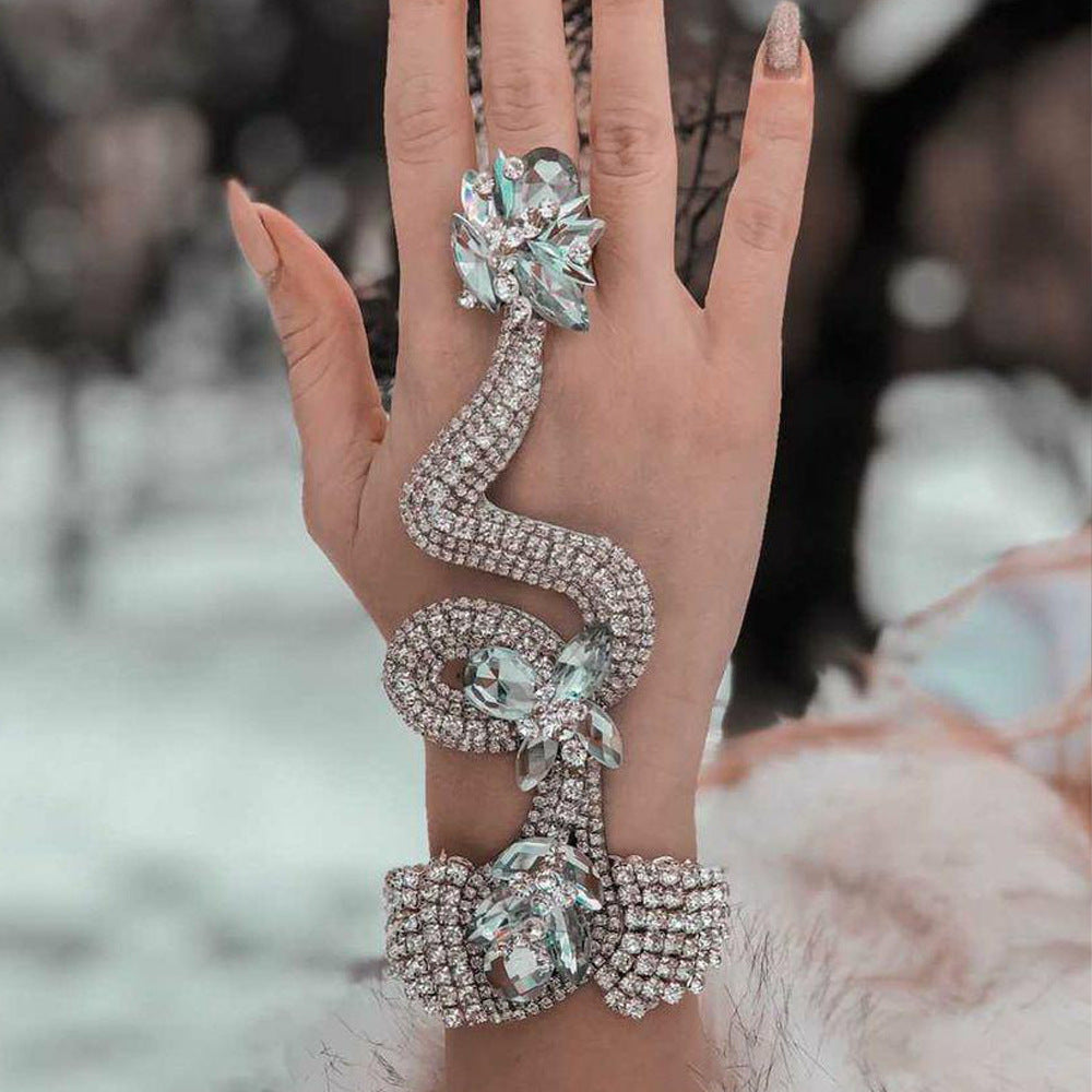Distinctive snake-shaped bracelet