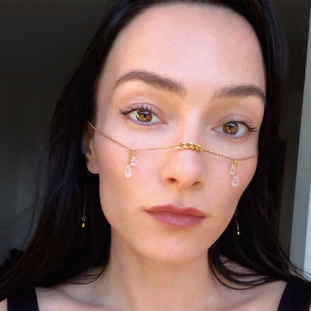 Teardrop face chain with an understated, cool aesthetic.