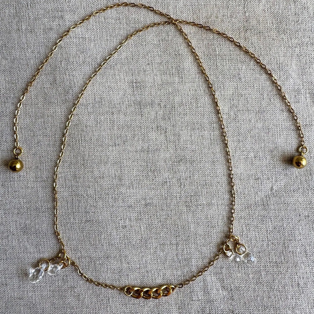 Teardrop face chain with an understated, cool aesthetic.
