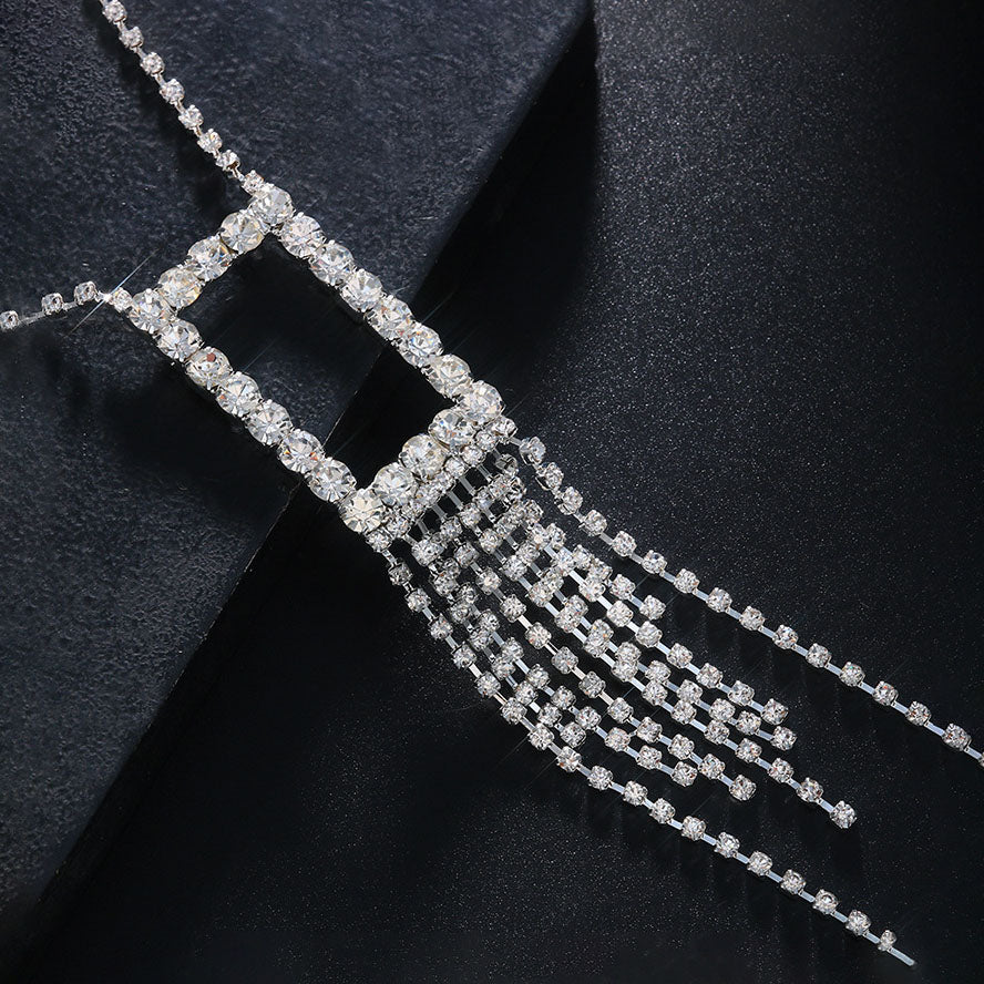 Square-shaped tassel chest chain