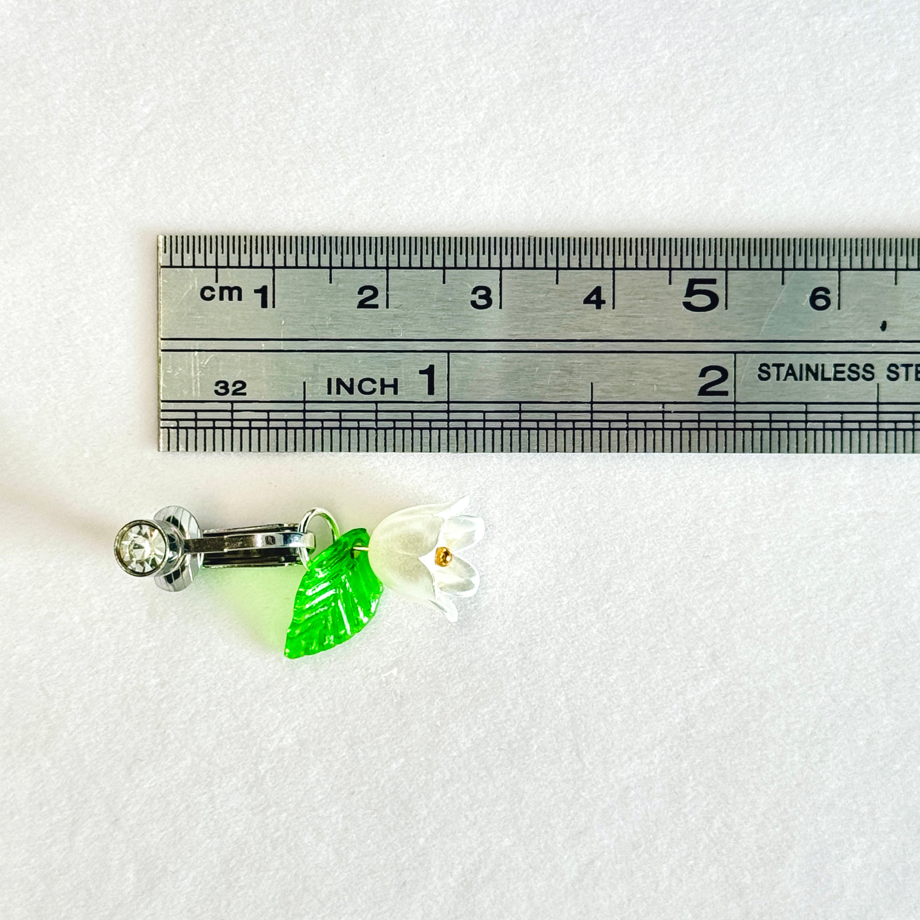 Gardenia petal navel clip
