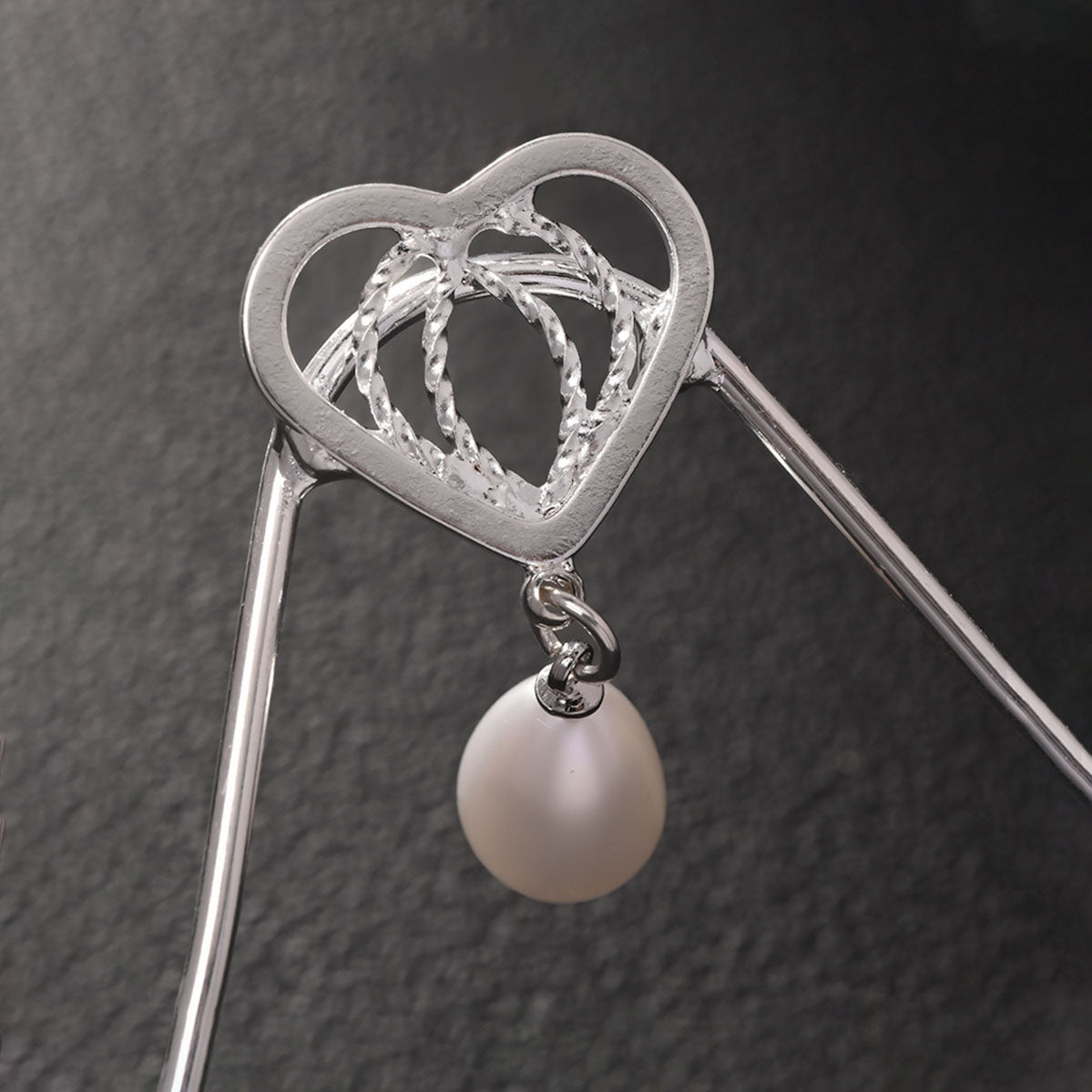 Heart-shaped pearl pendant chest piece