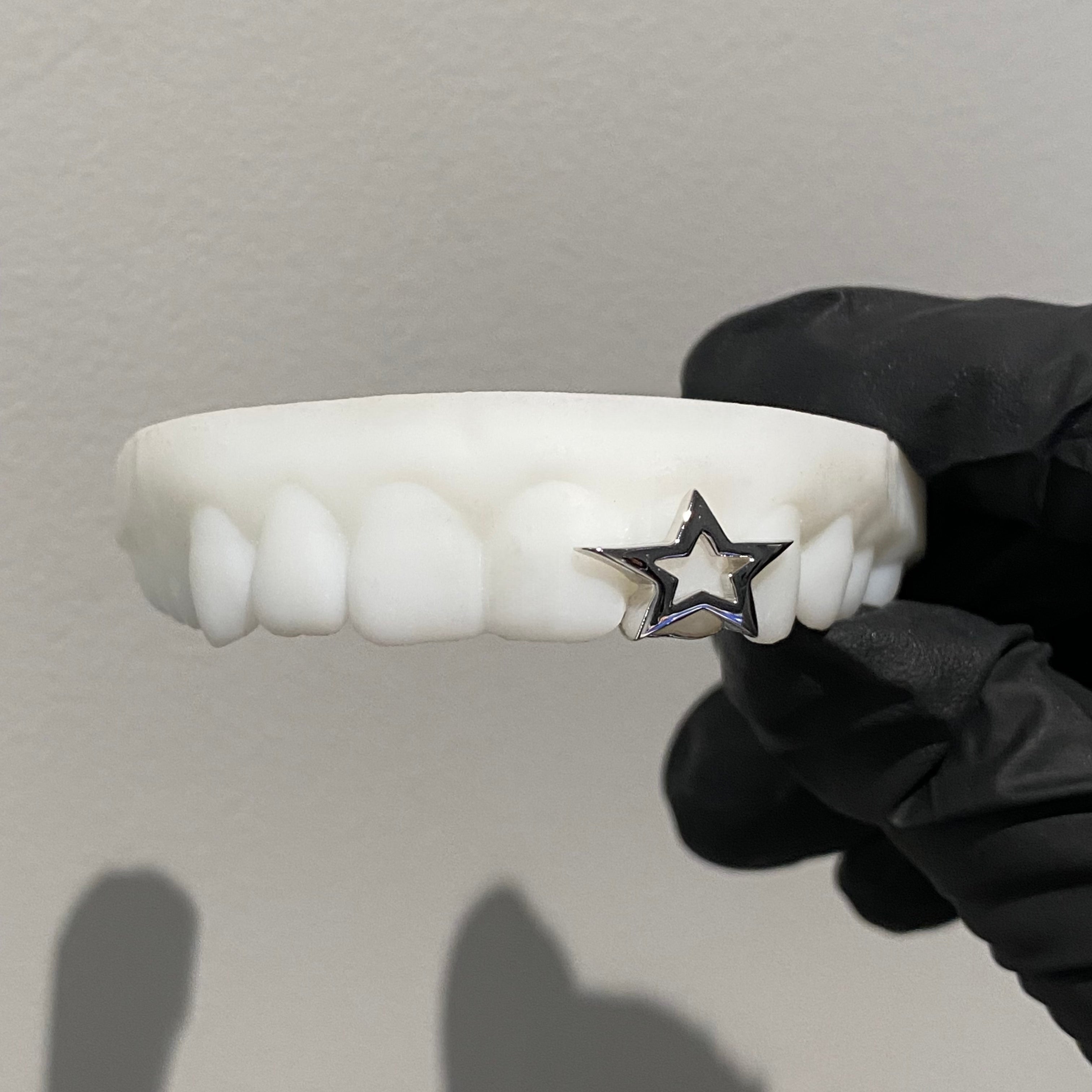 Hollowed-out star-shaped braces