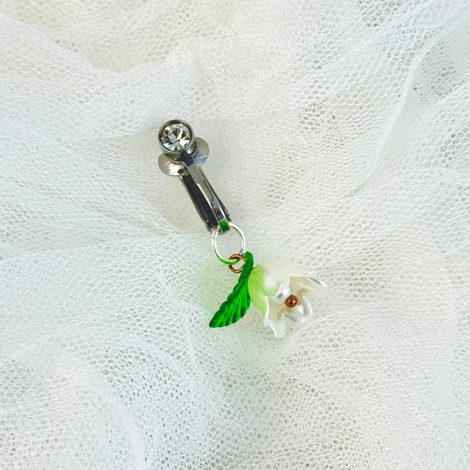 Gardenia petal navel clip