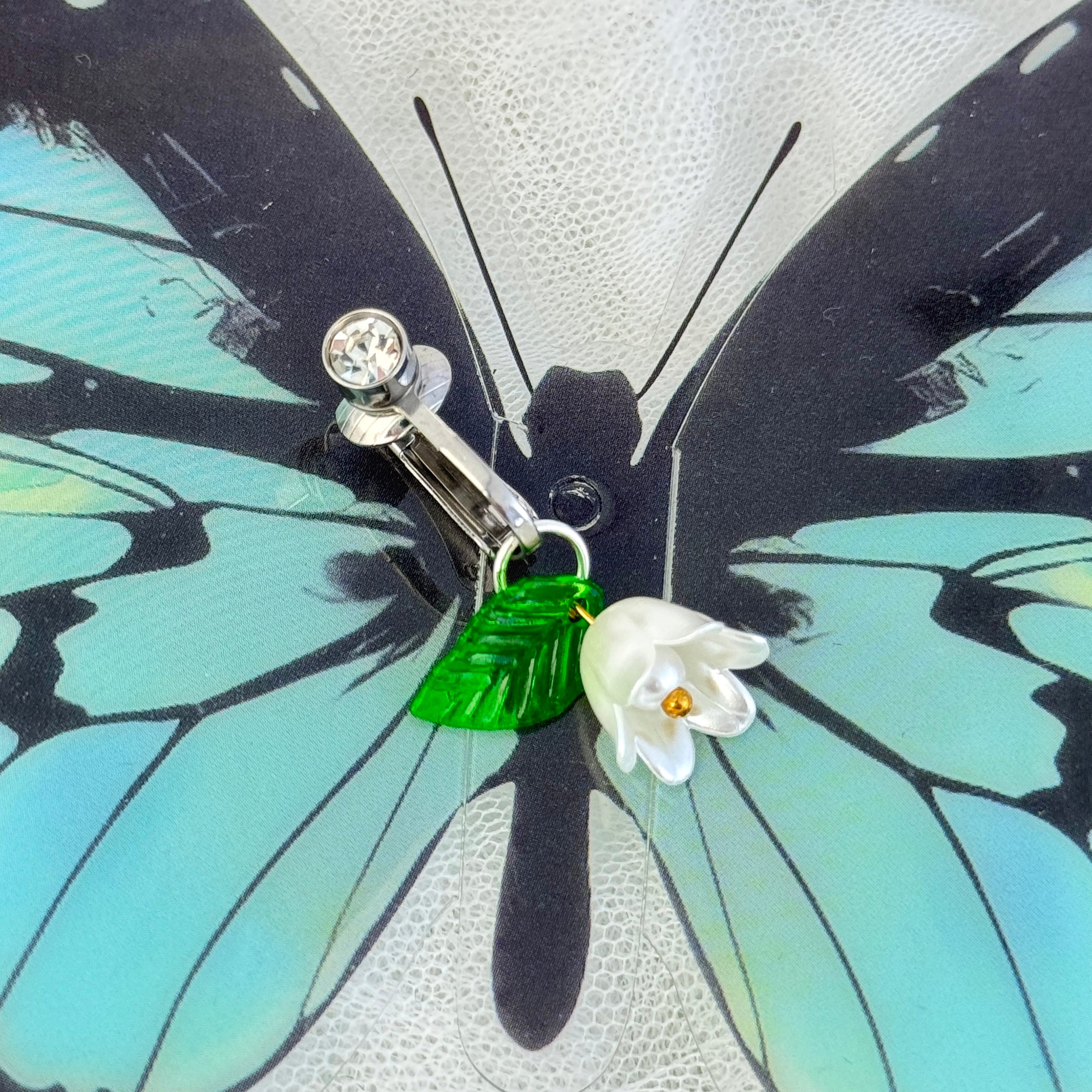 Gardenia petal navel clip