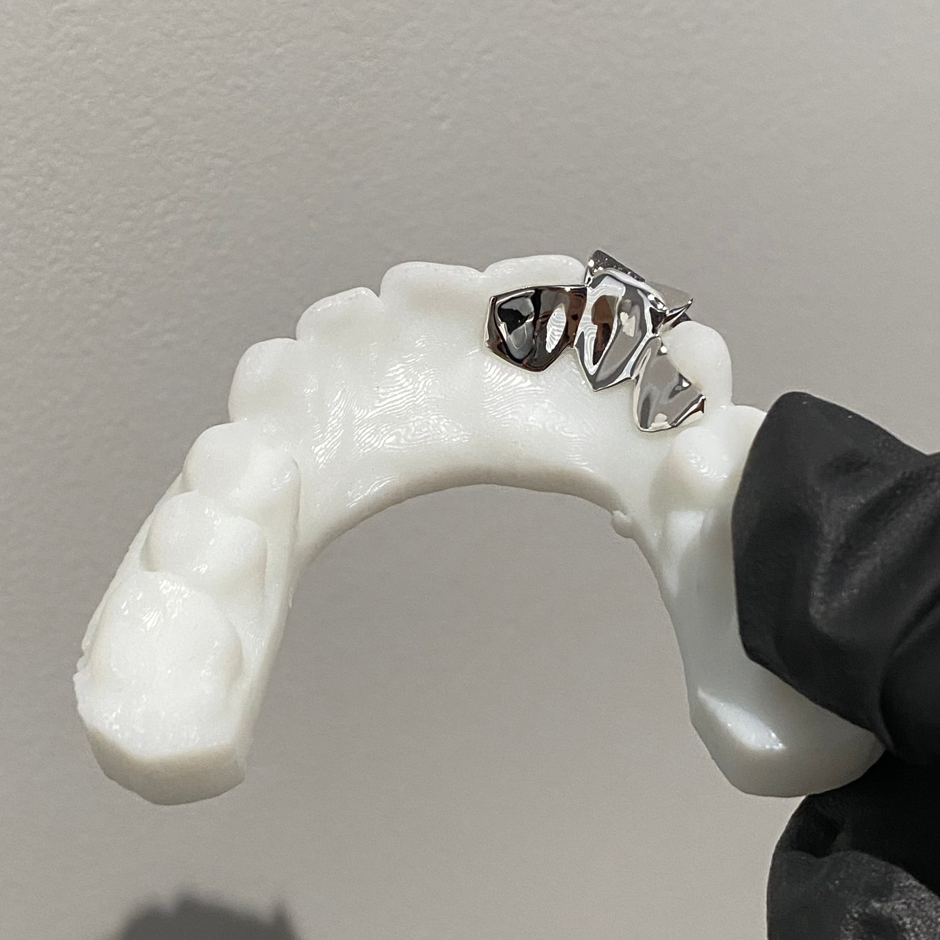 Hollowed-out star-shaped braces