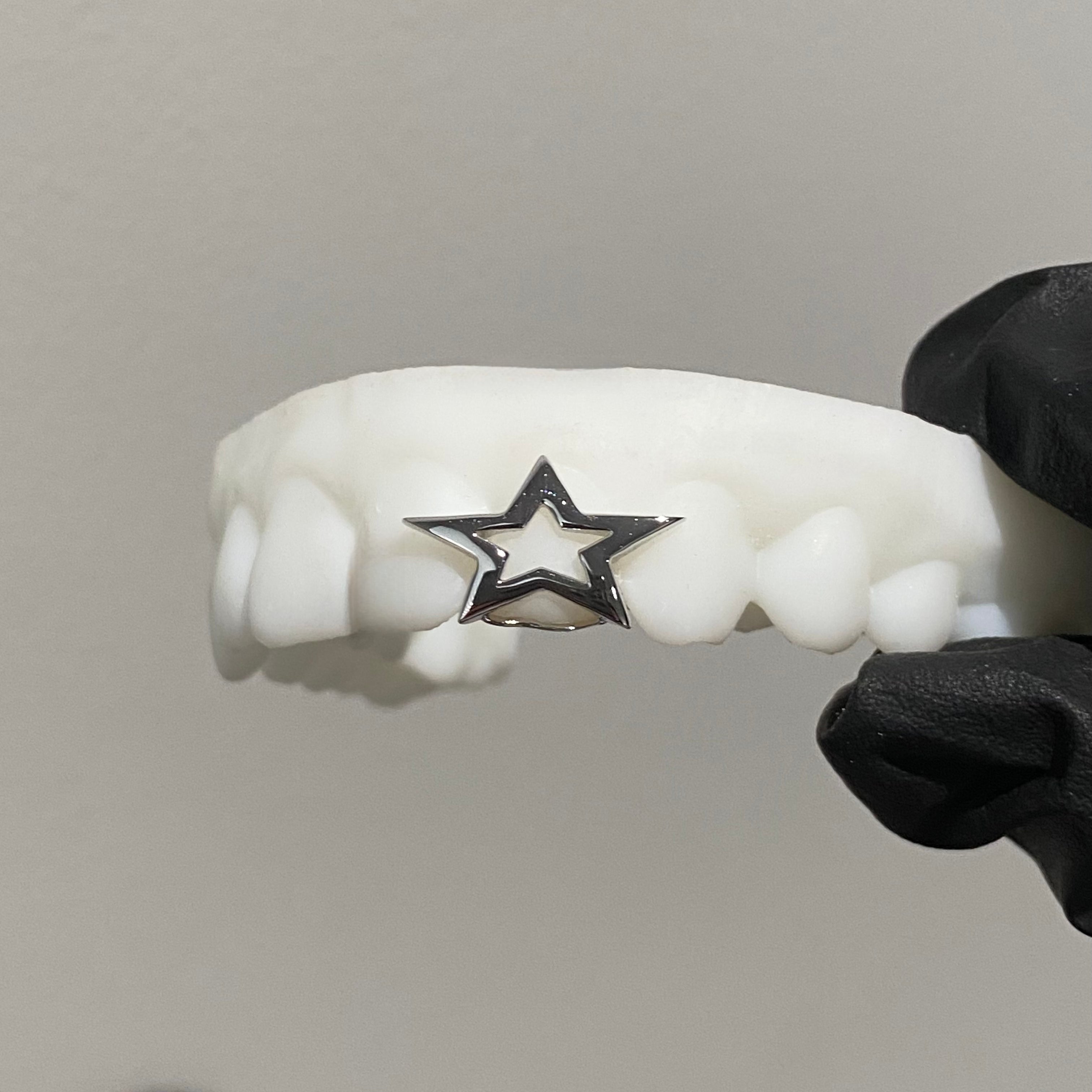 Hollowed-out star-shaped braces